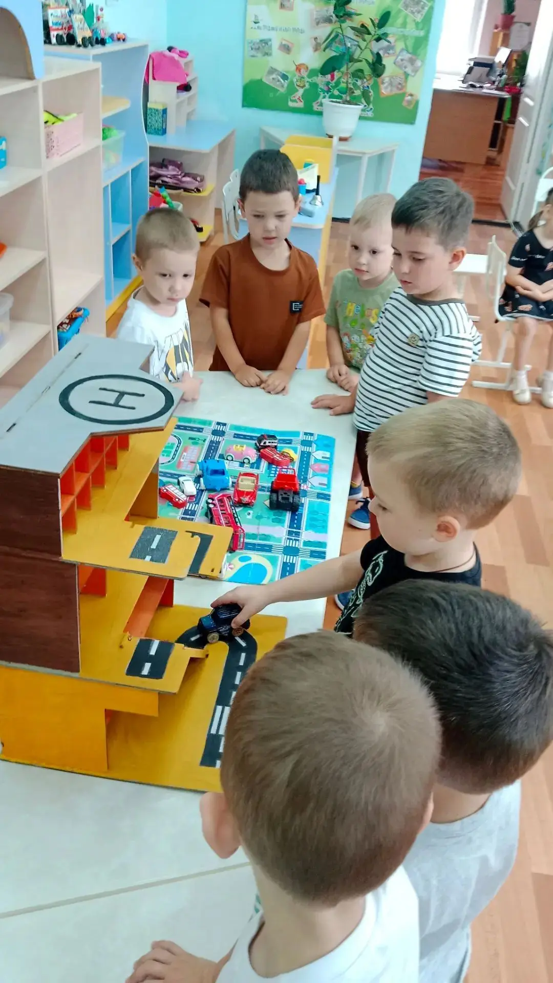 🚗 Внимание! В средней группе открылась собственная многоуровневая парковка! 🅿️🏗️