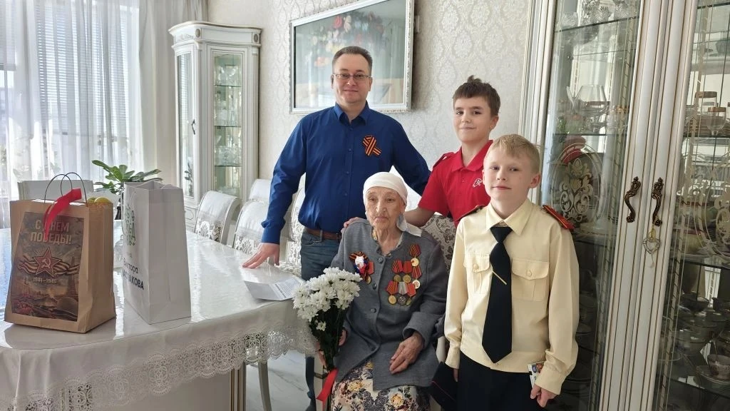 «Спасибо за ваш подвиг!»: в Академическом поздравили ветеранов с Днем Победы 🕊️   В канун 9 Мая на А
