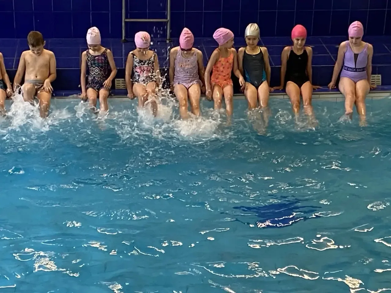 Спортивный комплекс "Дельфин" 🐬 всегда радеет наших гимназистов. 🏊‍♀️ 🏊‍♂️ 

Наш любимый бассейн 