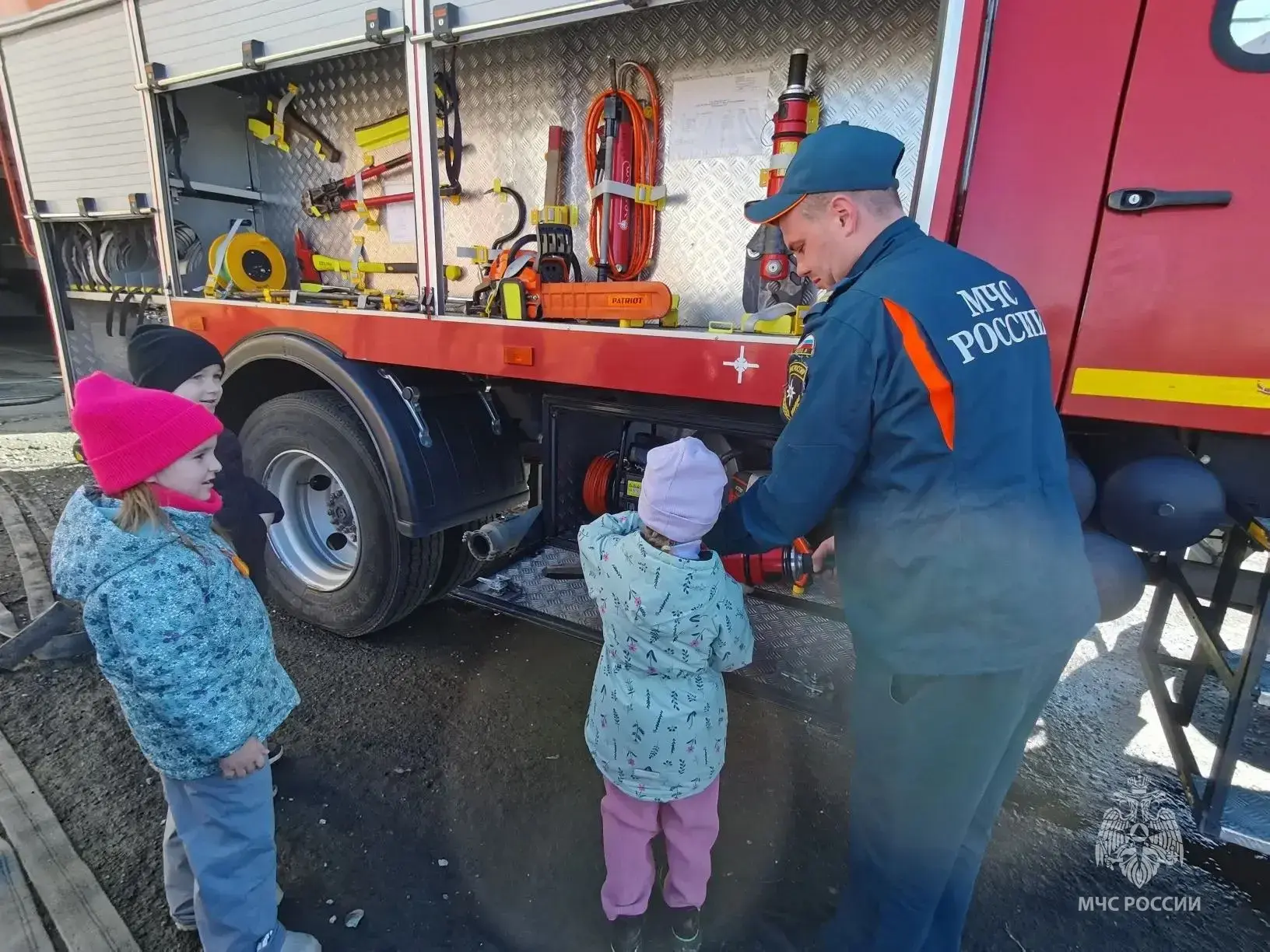 Боевая одежда на вырост: экскурсия в пожарно-спасательную часть  🚒 В городе Нижняя Тура ребята из де