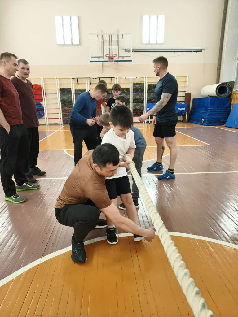 🔥 Вчера в нашей школе состоялись "Богатырские игры" 🏃‍♂️👦🏻✨  Ребята и их папы  показали настоящие бо