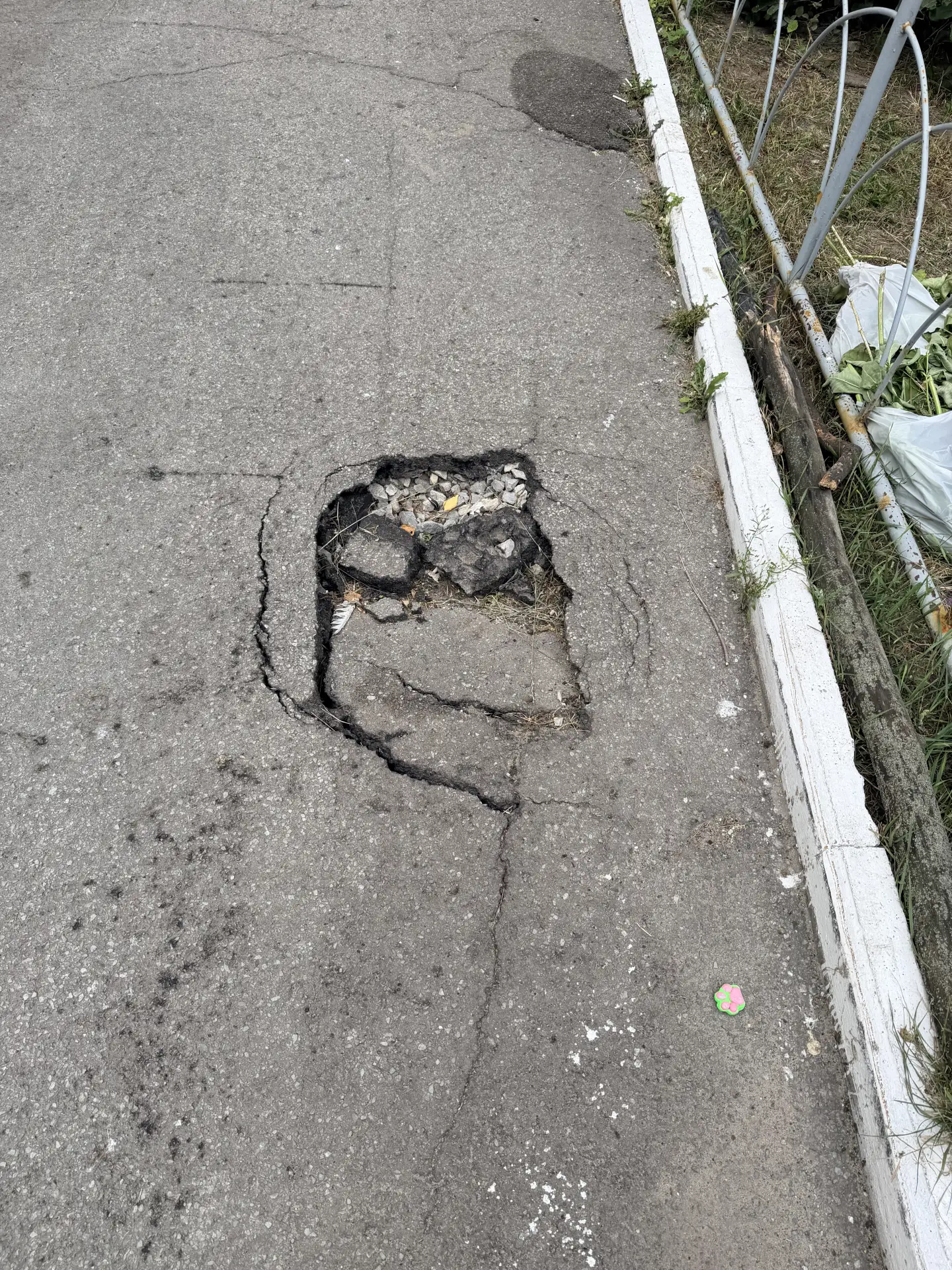 Одно неудачное движение лапы манипулятора и у нас проблемы. Устранили за счет подрядной...
