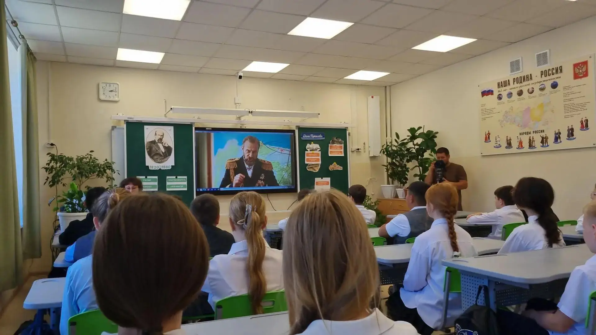 Прямо сейчас в Горно-Алтайской гимназии № 3 идёт внеурочное занятие «Разговоры о важном...