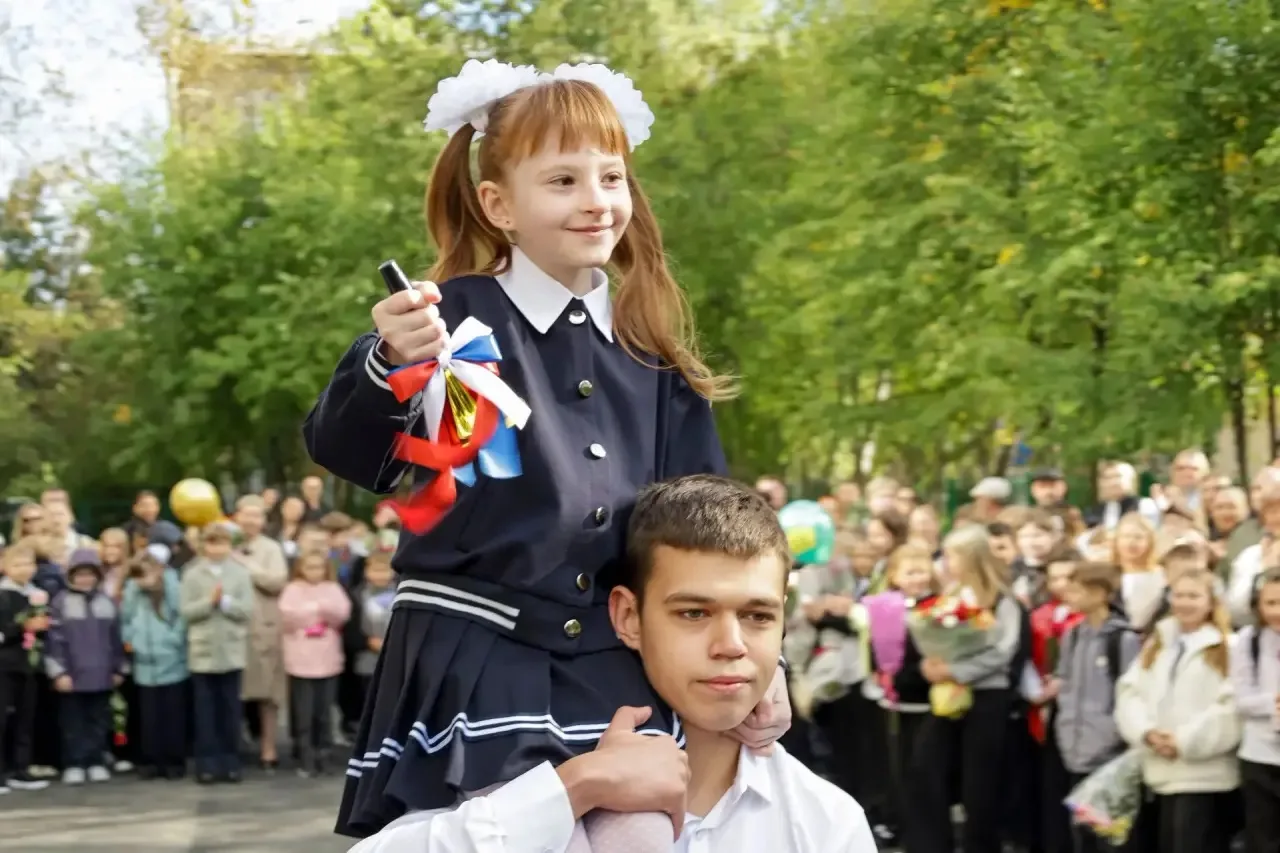 Сегодня в школах Северска прошли праздничные линейки