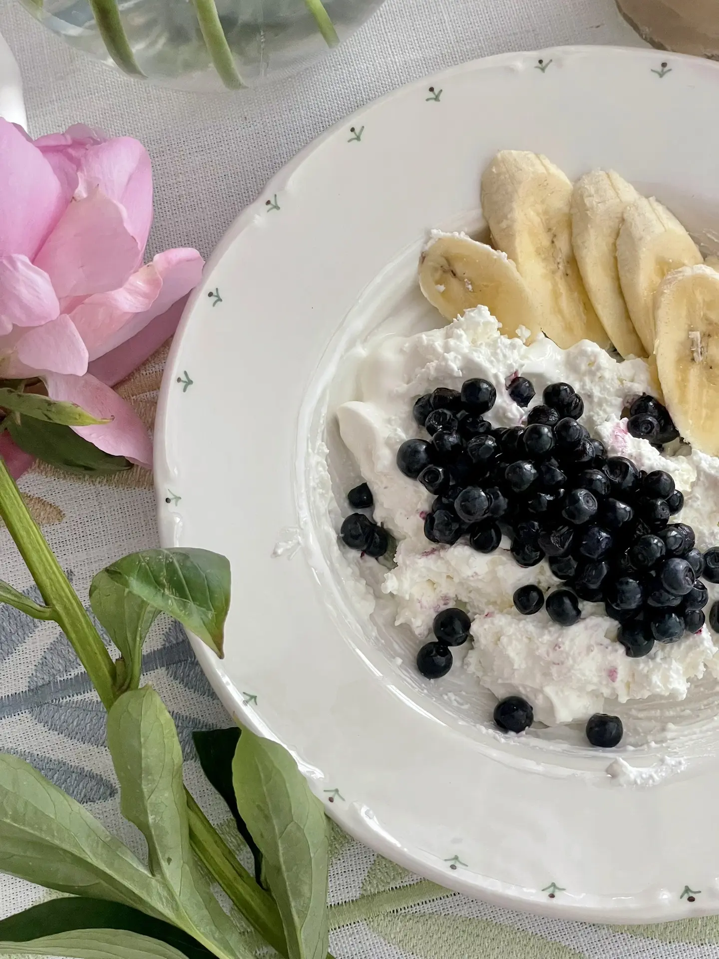 Мой завтрак 😍 красиво? 
Творог + сметана - все перемешиваю.
Добавила черники и банан. 
Свежий, прос