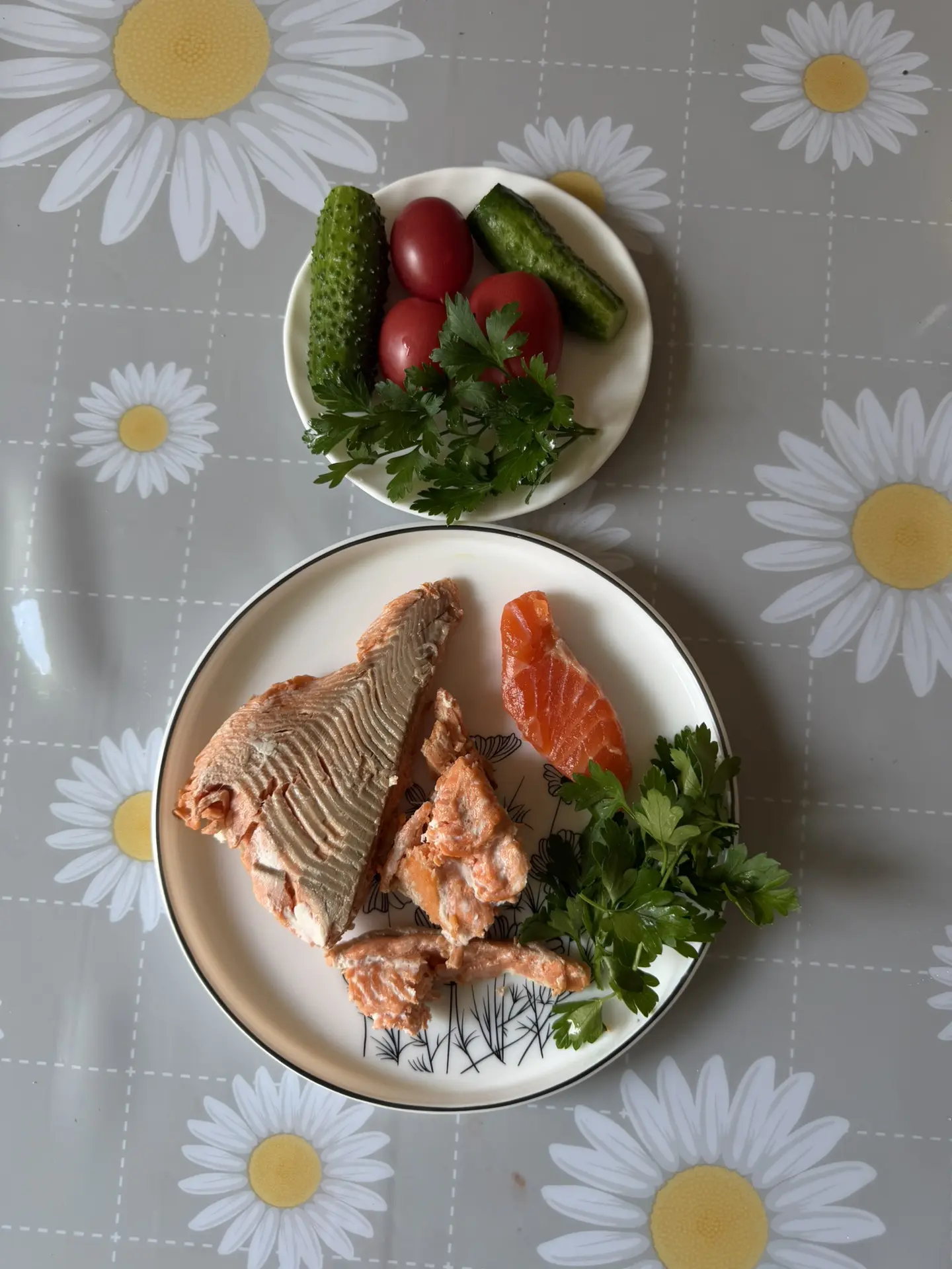 Сегодня у меня снова рыбное удовольствие 😋🐟❤️ На обед запечённая форель и слабосолёна...