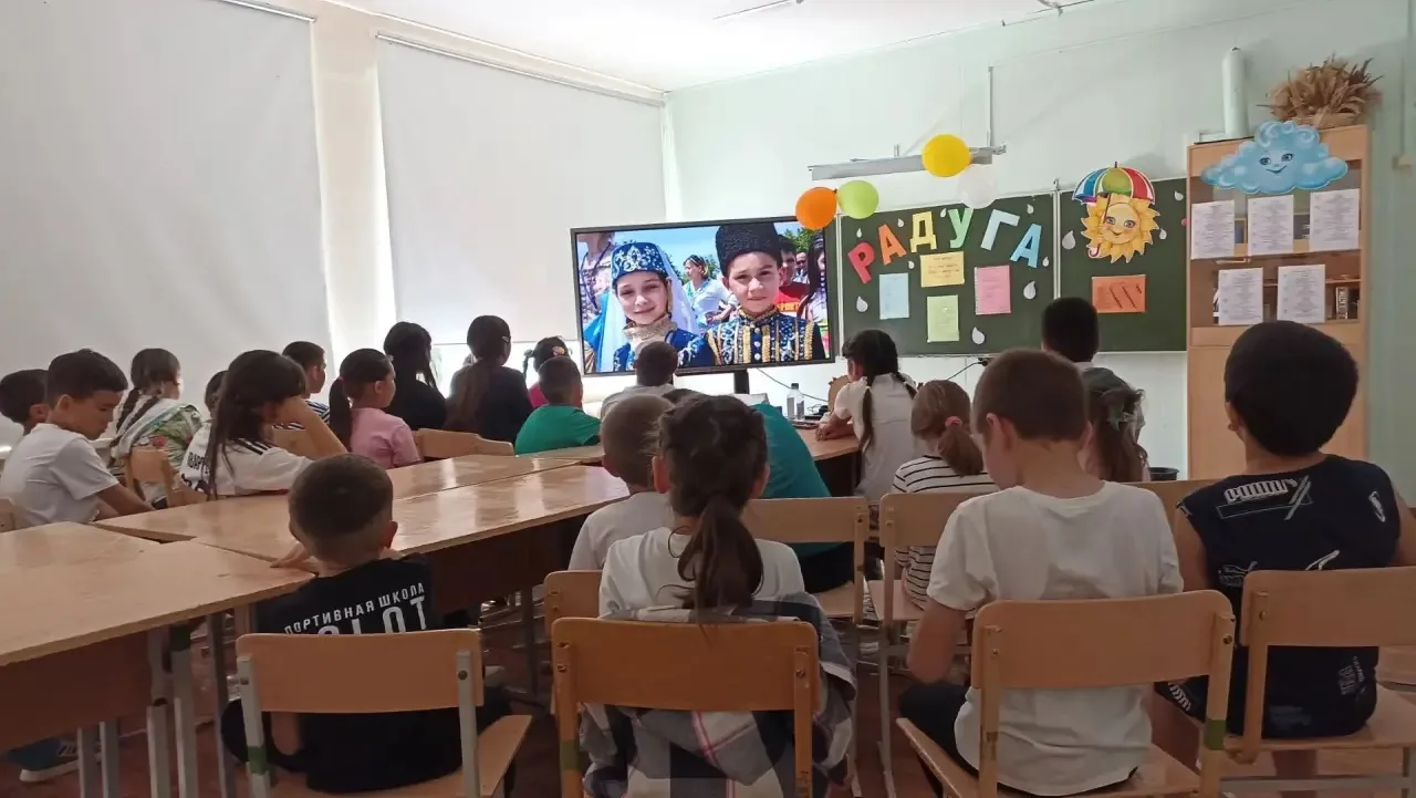 Тематический день «День РДДМ: время первых»
     Сегодняшний день в нашем лагере был посвящен Россий