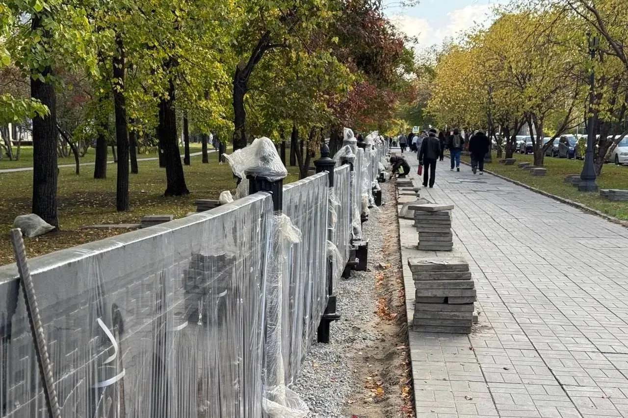 🏛 Историческое ограждение возвращают Театральному скверу