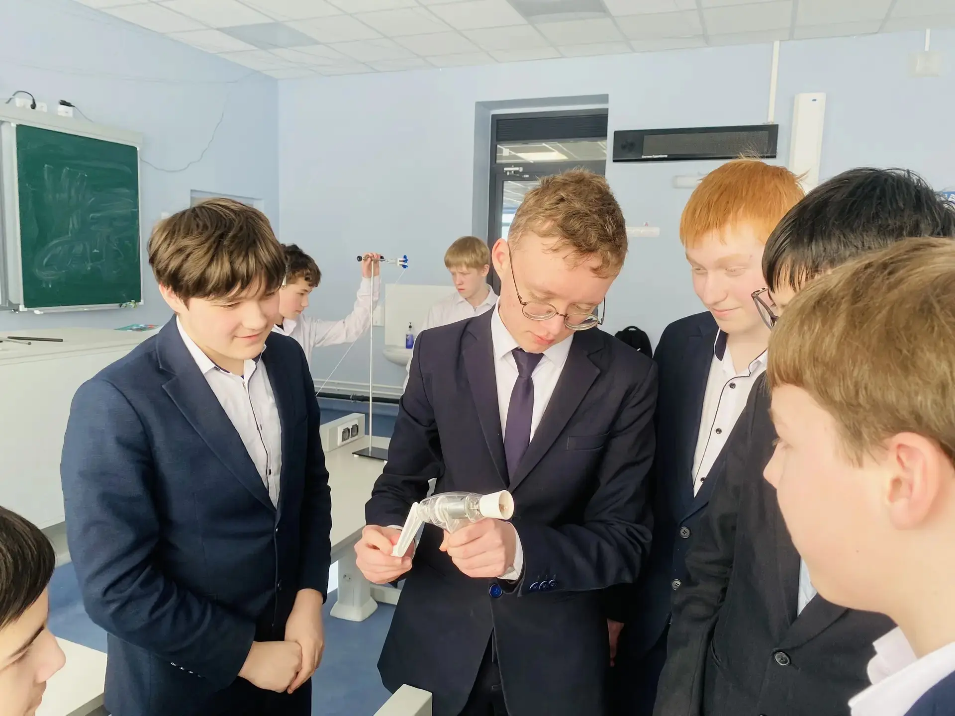 💡 Увлекательное путешествие в мир науки!  🧬Перед праздником Дня науки, традиционно отмечаемого 8 фев