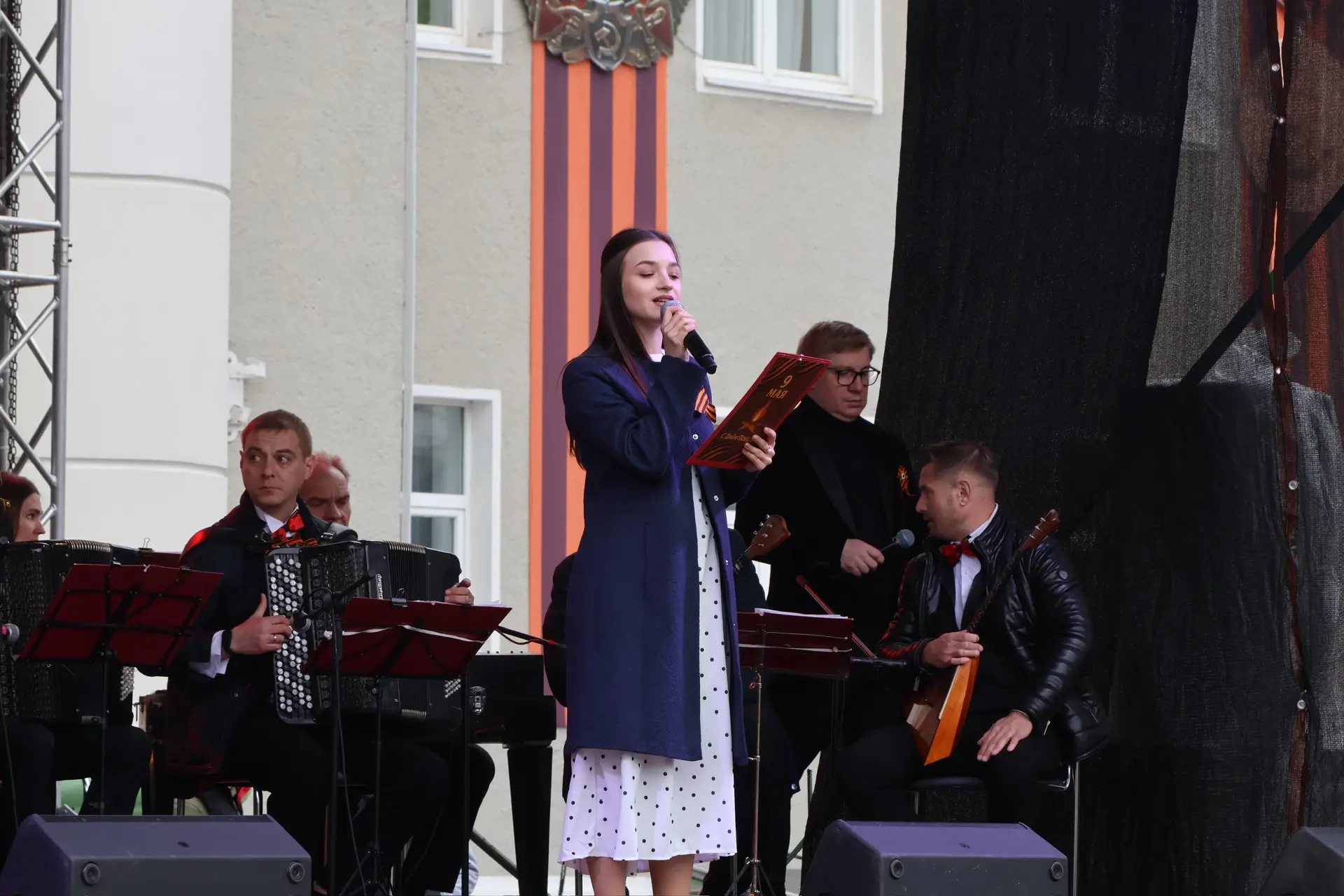 🎶 В Ступино на сцене перед Дворцом культуры прошел праздничный концерт в честь 81-й годовщины Победы