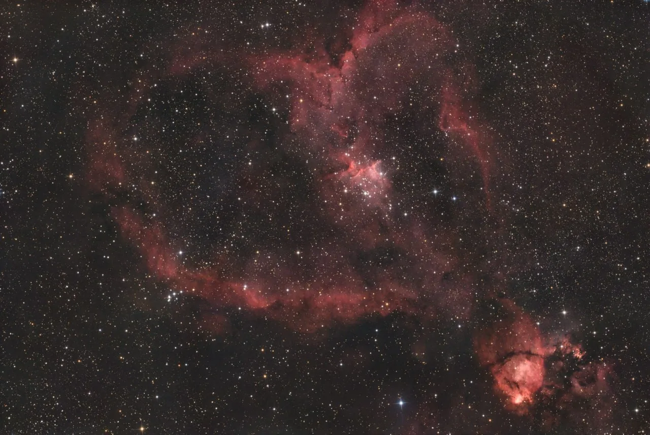 Космическое сердце: туманность IC 1805