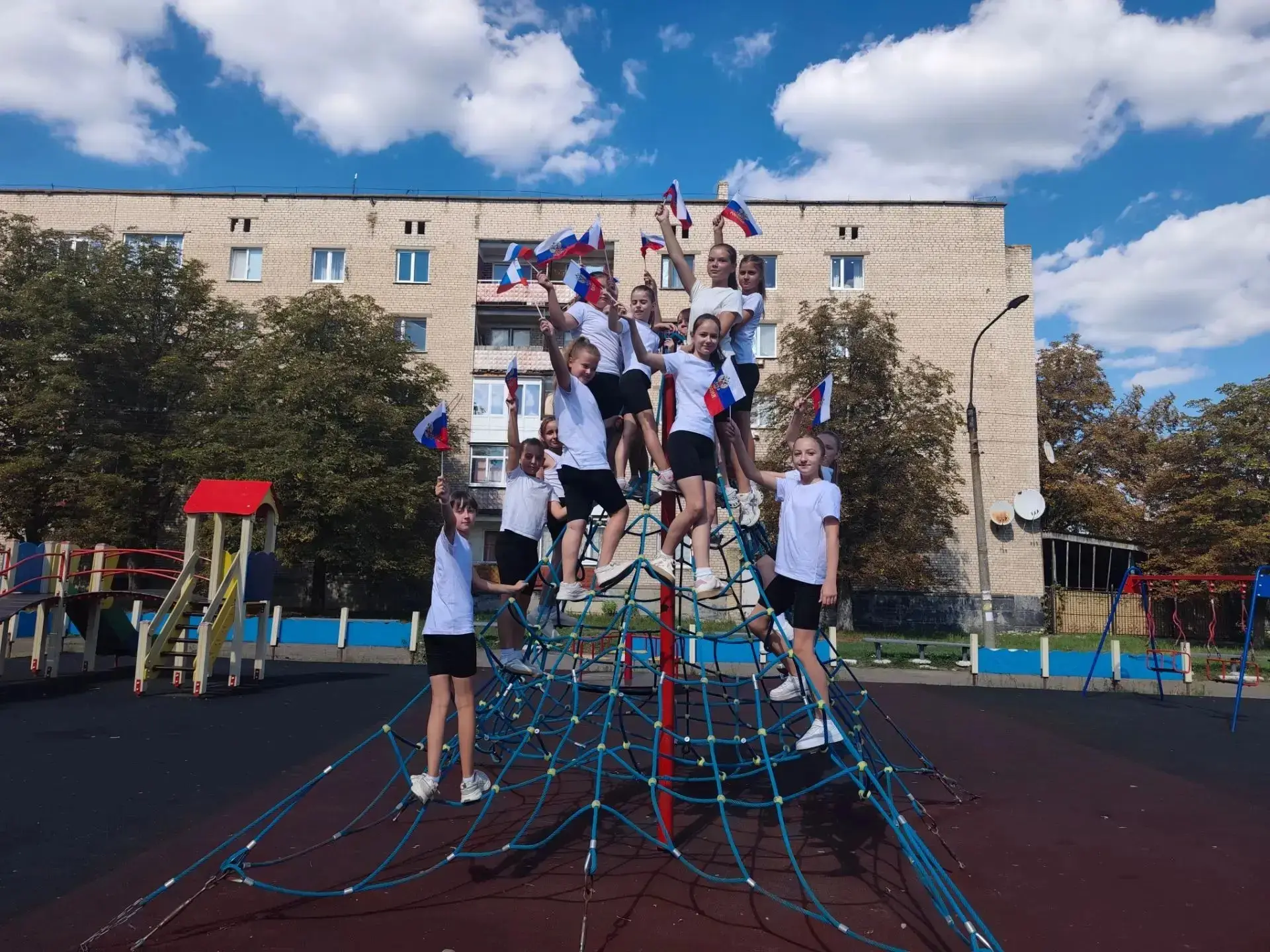 22 августа в Петровском прошёл патриотический флешмоб в честь Дня флага России.