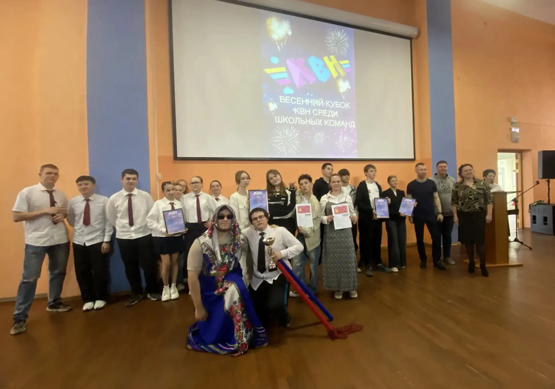 🎭 28-го апреля наша школьная команда веселых и находчивых ребят «Четыре причины и одна главная» (рук