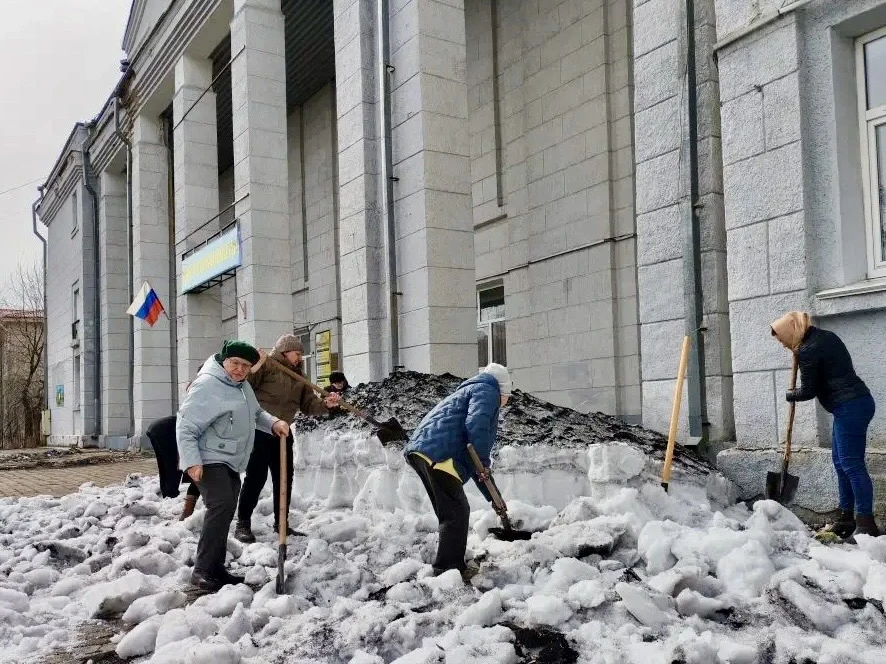 Сегодня вновь состоялся Всекузбасский субботник.  На большую уборку вышли сотрудники самых разных го