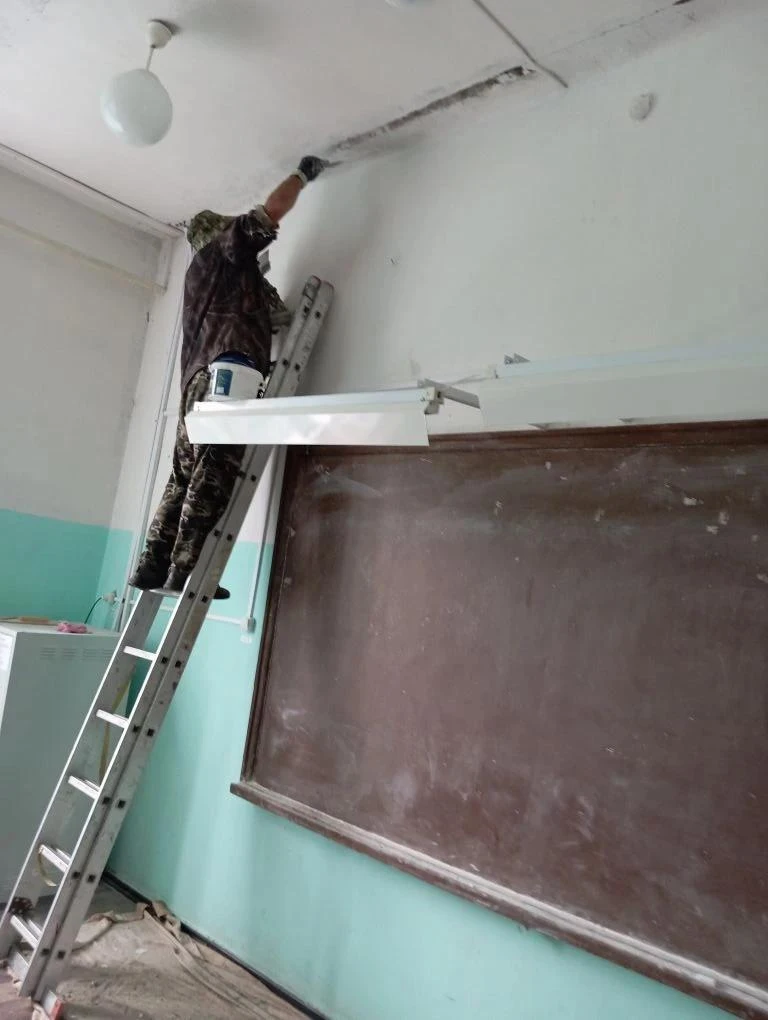 Лето - самая беззаботная пора для учащихся. А пока они отдыхают на каникулах, в образовательных учре