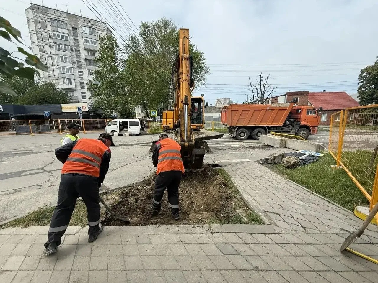 ⚠️ Работы на Ленина начались   На участок зашли специалисты и техника. Ведется вскрытие асфальта.   