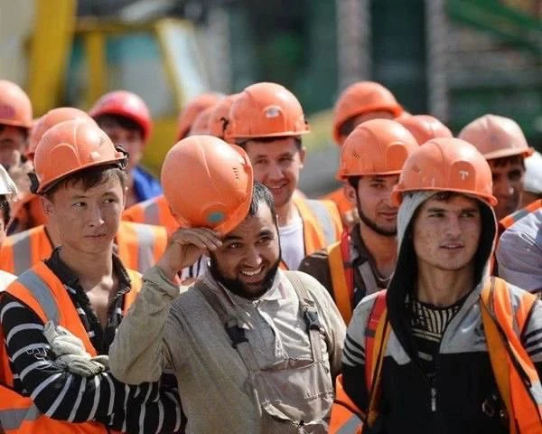 Мигрантам с любой непогашенной судимостью запретили получать гражданство и ВНЖ в России

Президент В