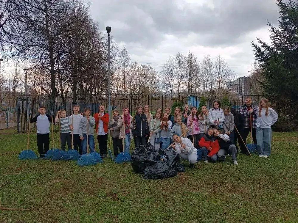 🌿 Субботник с душой: наш волонтёрский отряд наводит чистоту! 🌿  Наш школьный волонтёрский отряд выше