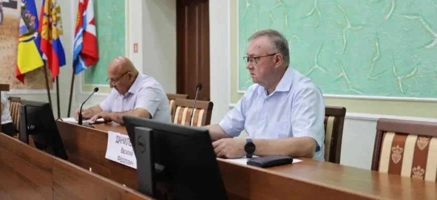 Глава Неклиновского района Василий Даниленко провёл еженедельное планёрное совещание с ...