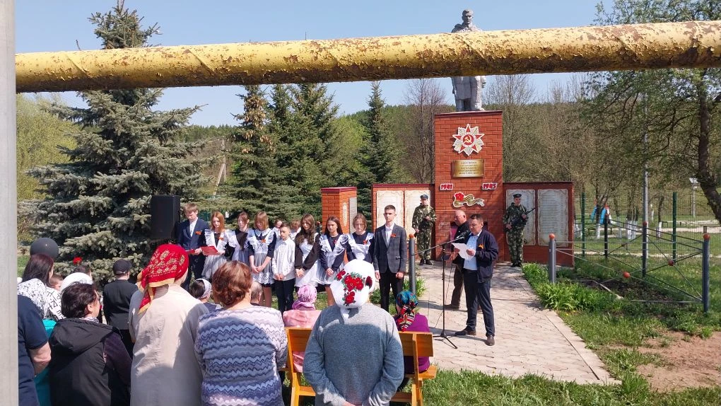 Торжественный митинг прошёл у памятника павшим воинам Великой Отечественной войны. Меро...