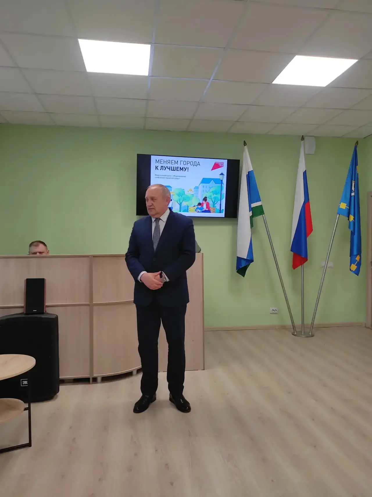 Накануне Дня России в Центральной городской библиотеке глава муниципального округа Нижн...