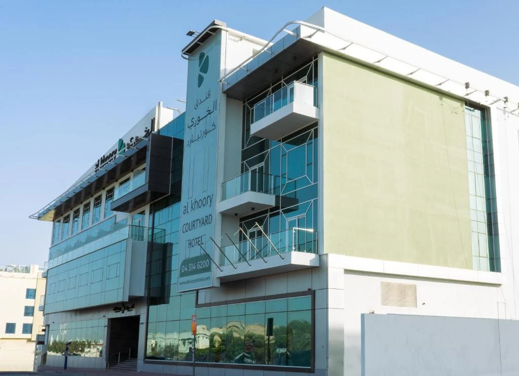 AL KHOORY COURTYARD HOTEL в Дубае, в районе Джумейра, находится в 3 км от центра города...