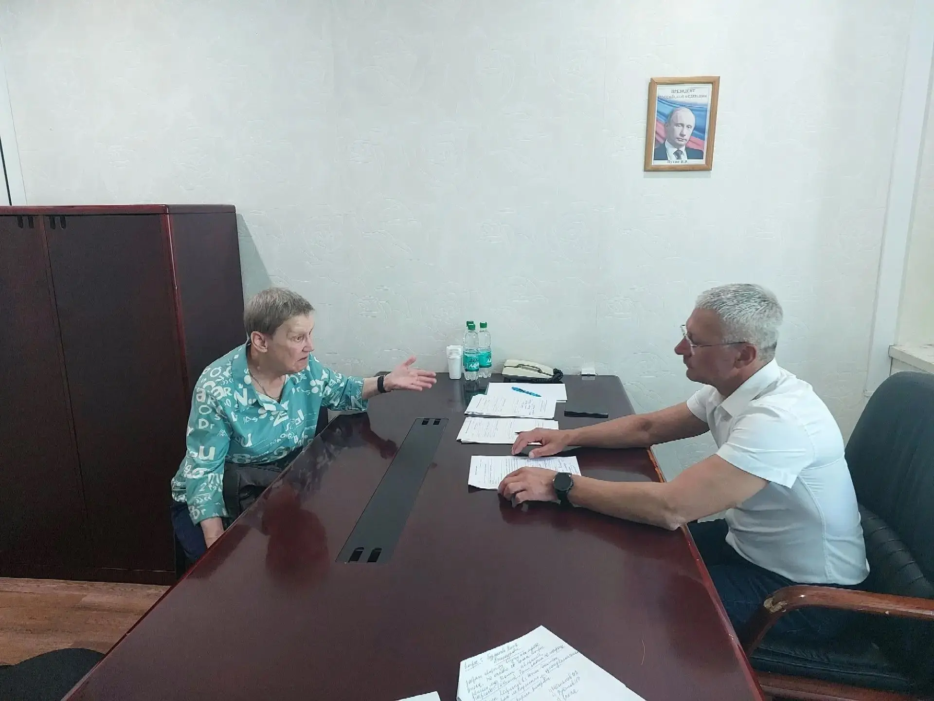 Провел очередной личный прием жителей округа. За помощью обратились восемь человек. Большинство вопр
