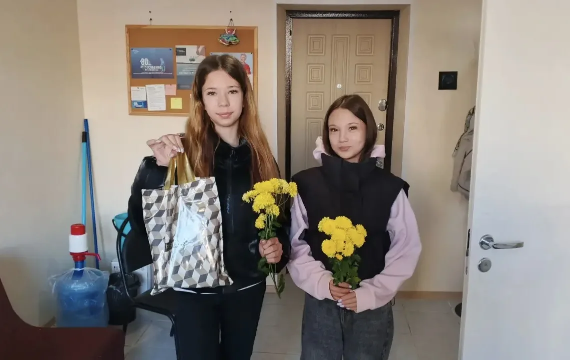 Наши волонтеры Лика Васильева, Алиса Резакова 7Г, Милада Барабанщикова, Катя Иванова 10...
