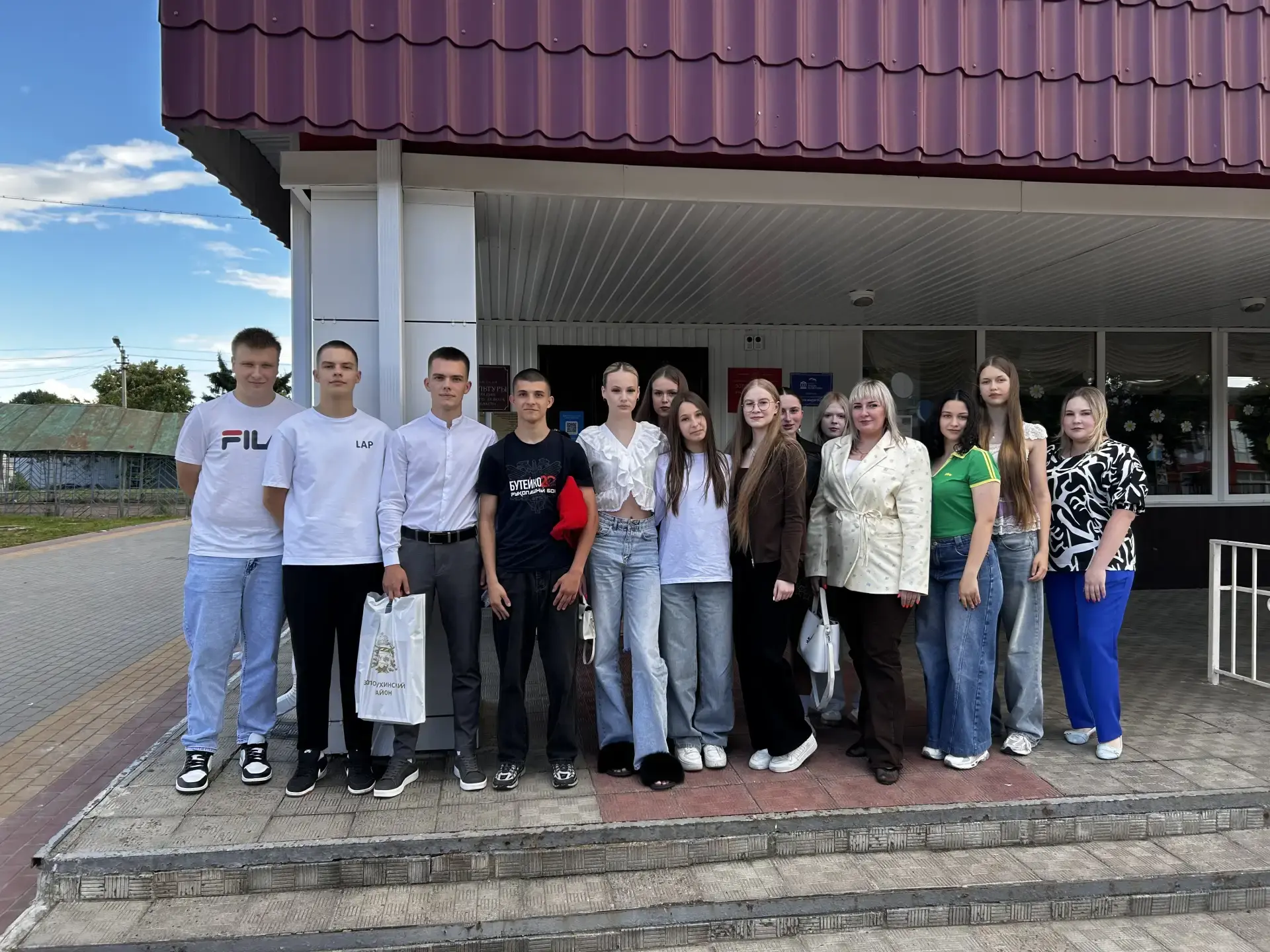 Сегодня наши учителя и ученики объединились на праздничном концерте, посвящённом Дню мо...