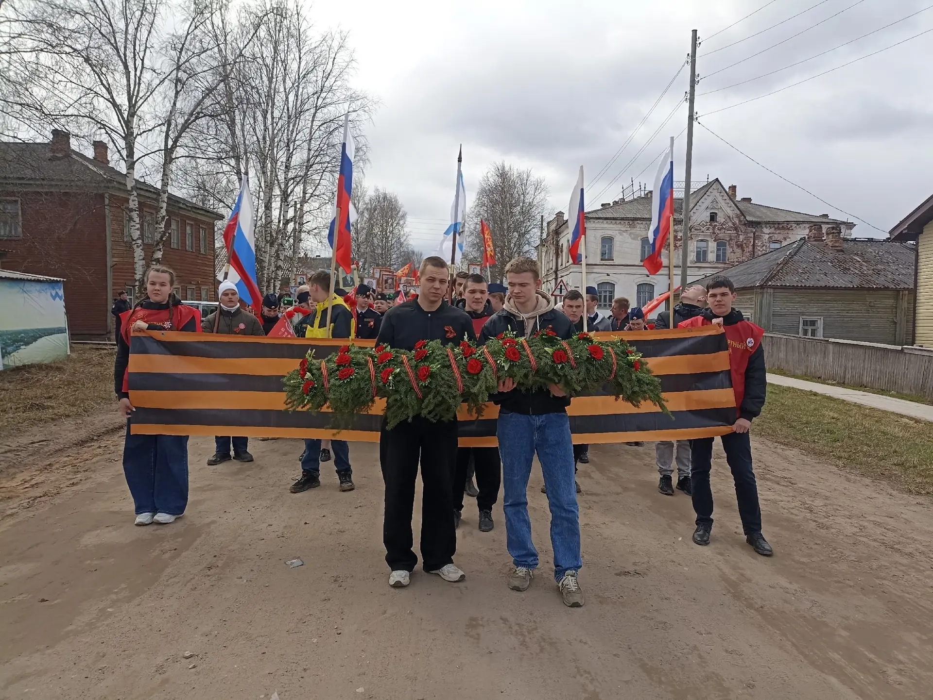В эти минуты по улицам Пинеги идет шествие "Бессмертный полк". Жители несут портреты бл...