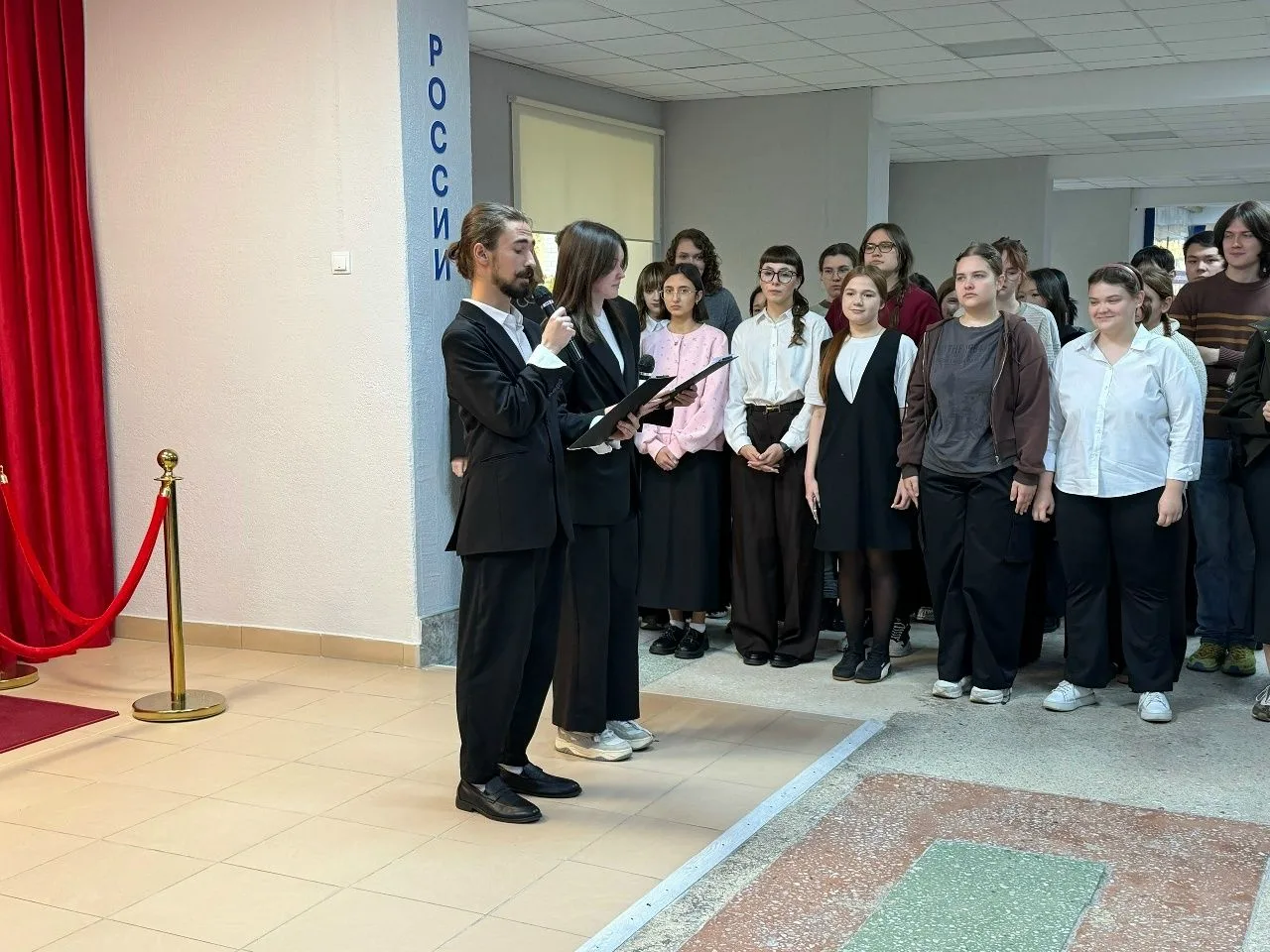 Торжественная церемония поднятия Государственного флага РФ — ко Дню учителя!