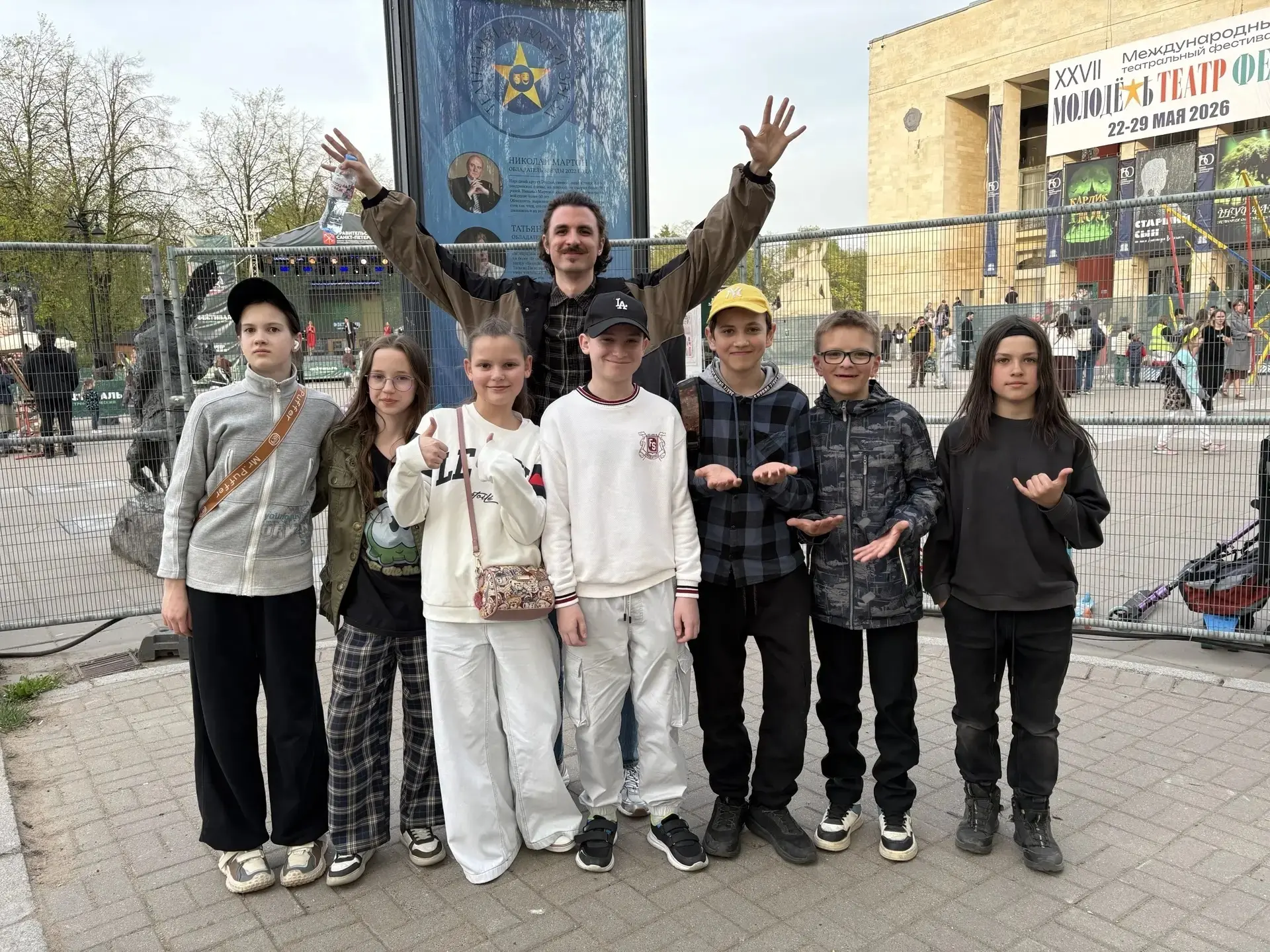 🎭На этой неделе 5 «В» класс вместе с родителями, классным руководителем Максимовым Г. Ф. и учителем 