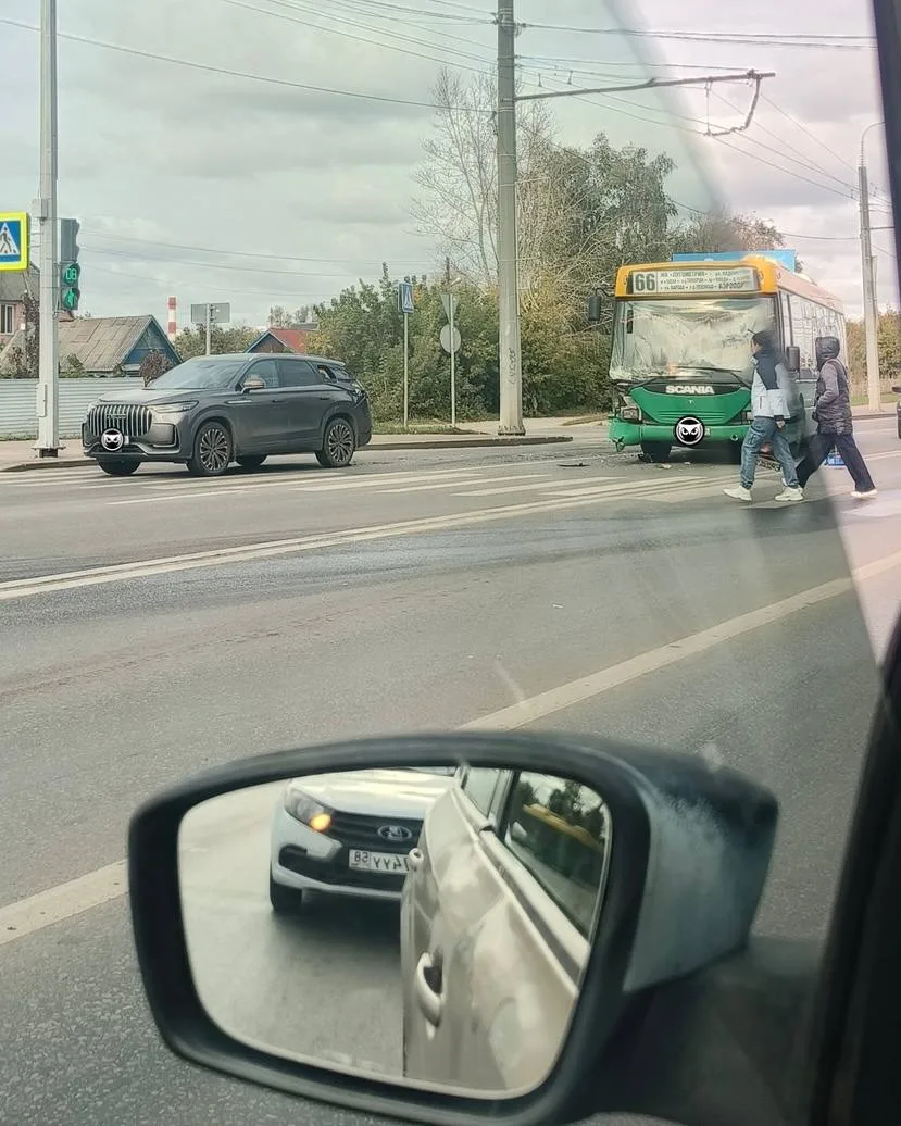 Терновка стоит намертво: автобус догнал китайский автомобиль на новом светофоре. Актуал...