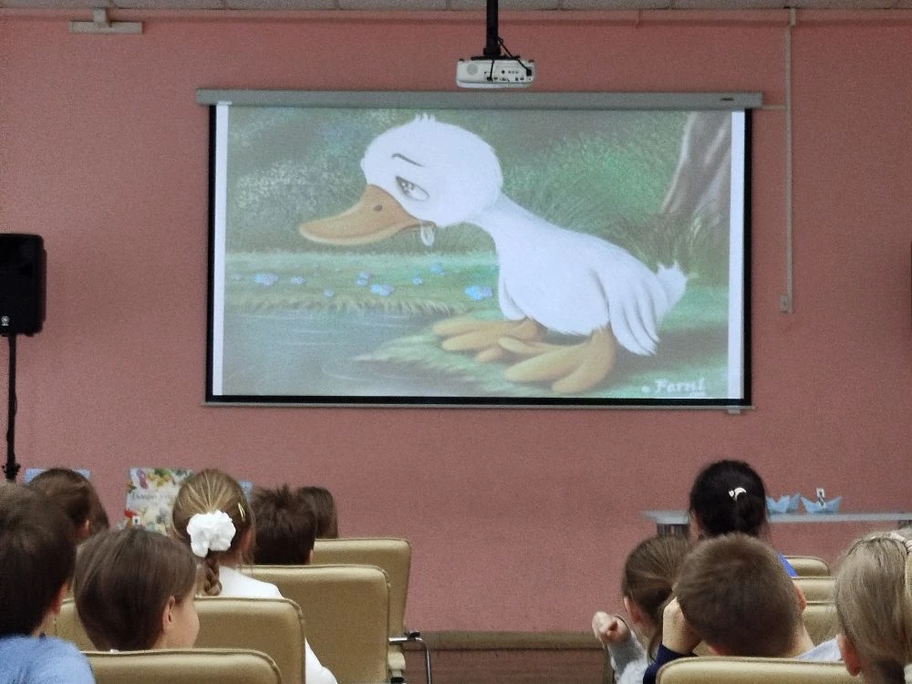 Время с пользой 👍  🗓 2 апреля ученики 1А и 2А классов побывали в Детской библиотеке № 208 - центре к