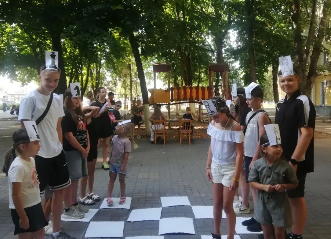 ♟️ «ДРУЖНЫЕ РЕБЯТА» ПОКОРЯЮТ ШАХМАТНЫЙ МИР! ♟️

Сегодня наш отряд 8 «В» класса отправился в сквер им