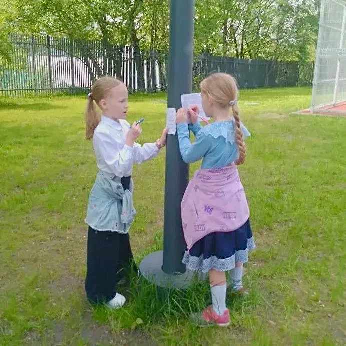 🌿 Учёба на свежем воздухе  В начальной школе прошла серия занятий на свежем воздухе. В одном классе 
