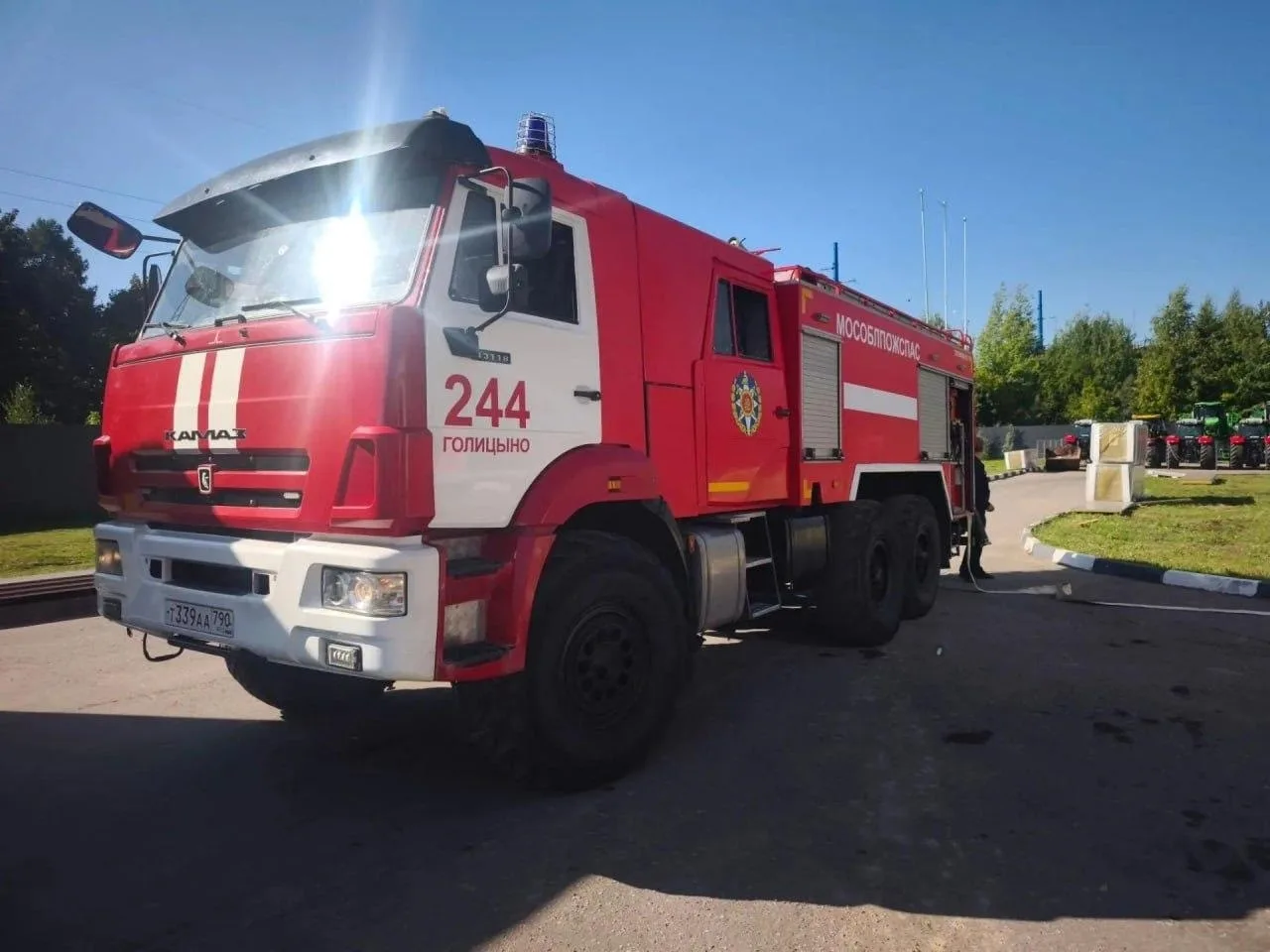 На автобусном заводе в Малых Вяземах прошли учения: огнеборцы отработали навыки персона...