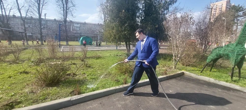 В рамках проведения общегородского двухмесячника и субботника по наведению порядка, активисты лицея 