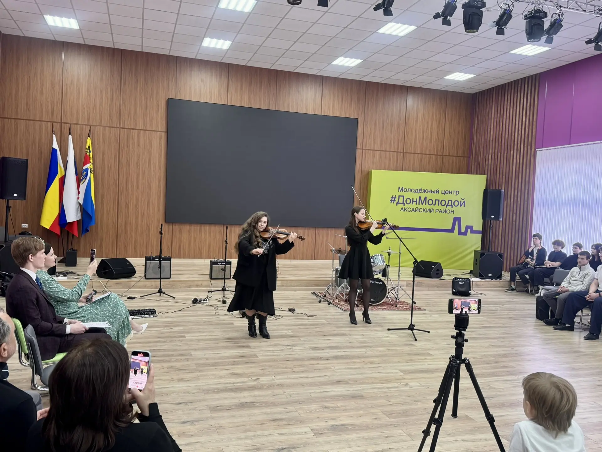 Друзья, хотим поделиться теплом, которое случилось этой весной! 🌸Всё началось с прекрасной идеи трёх