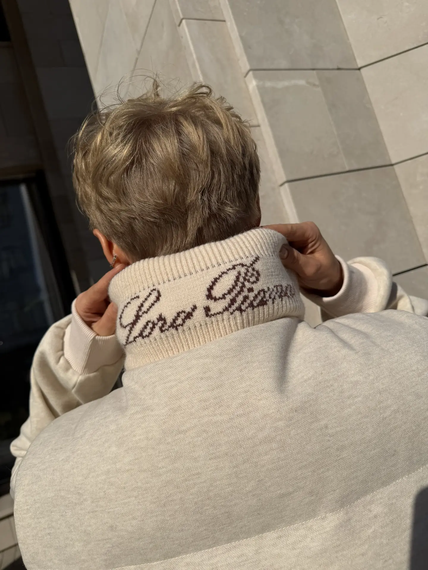 Костюм тройка, жилет с лого «Loro Piana» на вороте/худи на молнии/джоггеры.