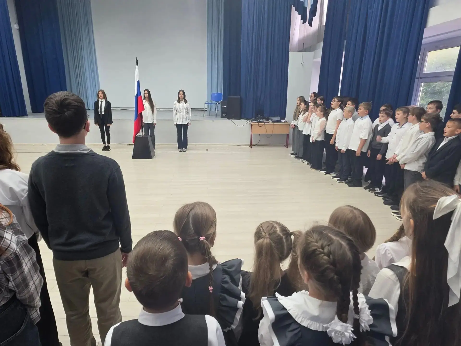 Первый понедельник нового учебного года и учебной недели начался с торжественной церемо...