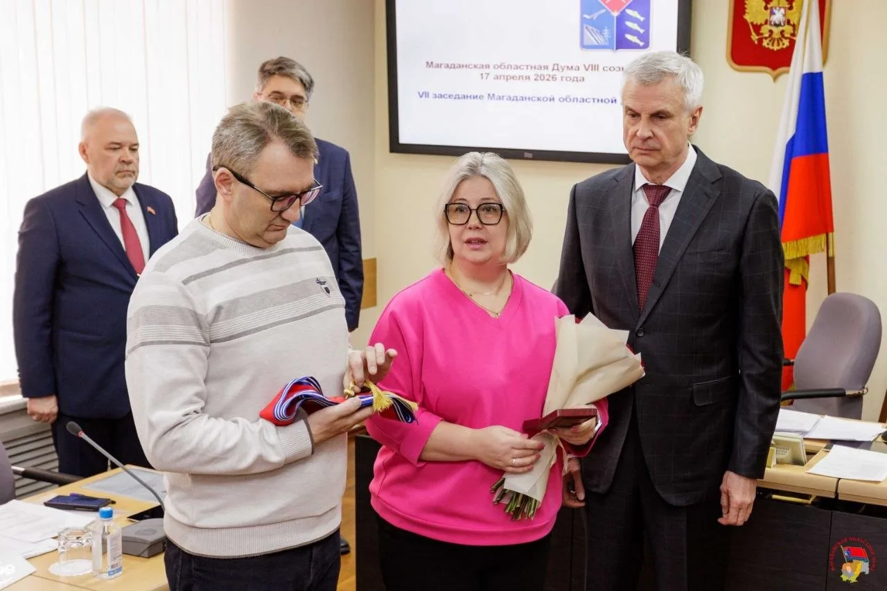 Сергей Носов передал семье Героя России Ивана Кабанова удостоверение, ленту и нагрудный знак «Почетн