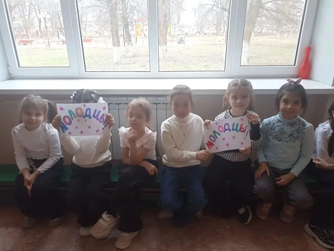 В 1 "В" классе ( кл. руководитель Губенко Е. В.) поздравили мальчиков с Днём защитника Отечества. На