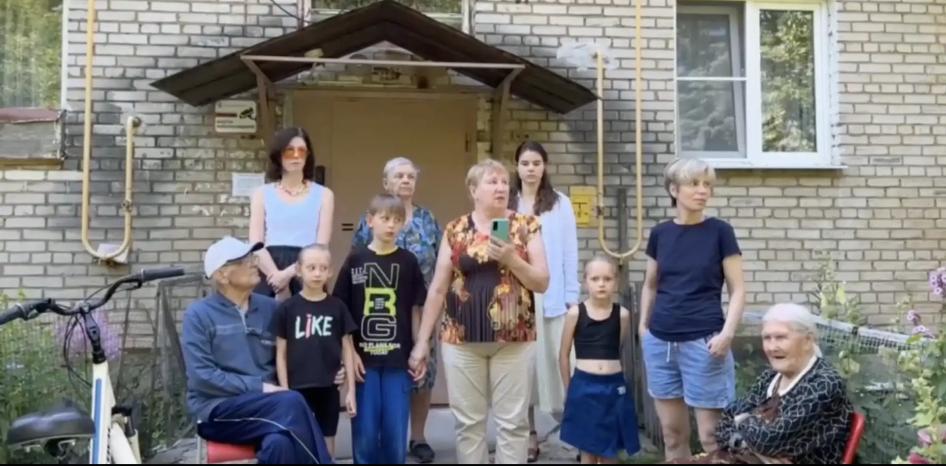 Смотришь на этот дом с крышей, видишь, как несколько поколений записывают чёртово видеообращение, а 