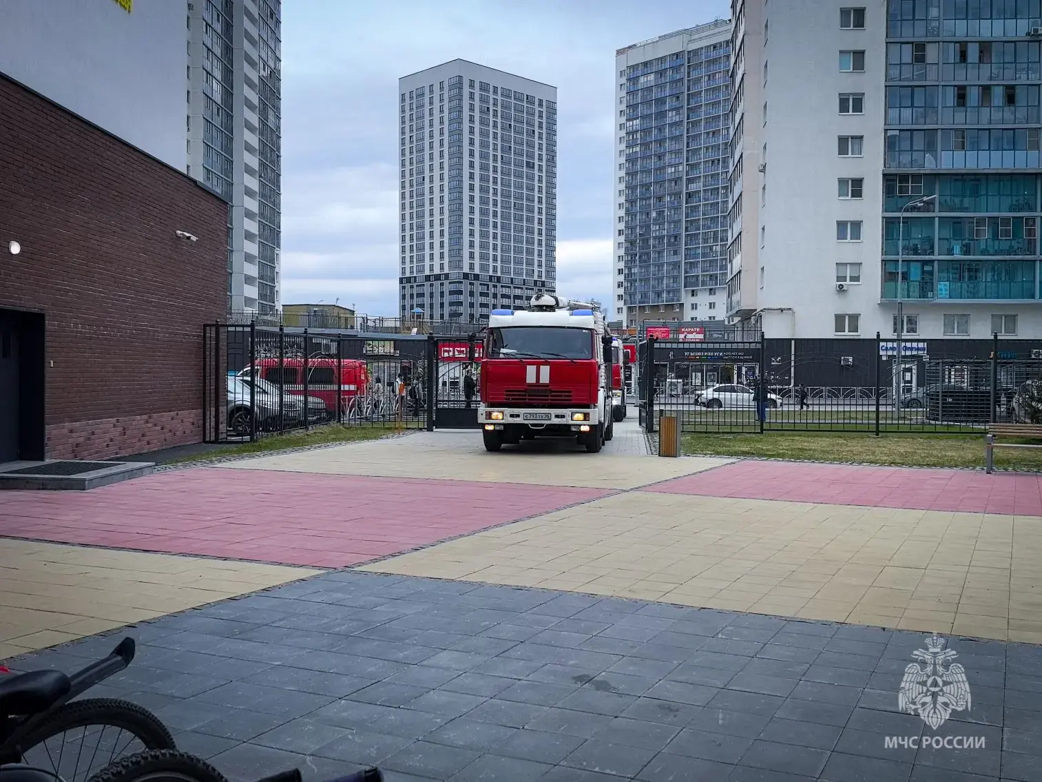 🧯🚒Пожарно-тактическое занятие с эвакуацией в МАОУ СОШ №300 «Перспектива»  Сотрудники 1 пожарно-спаса