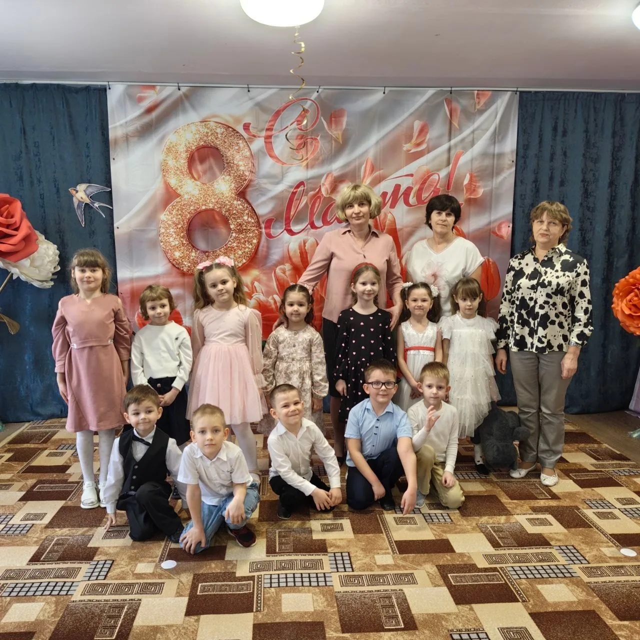 Сегодня праздник наших мам, и мы поём сегодня Вам,