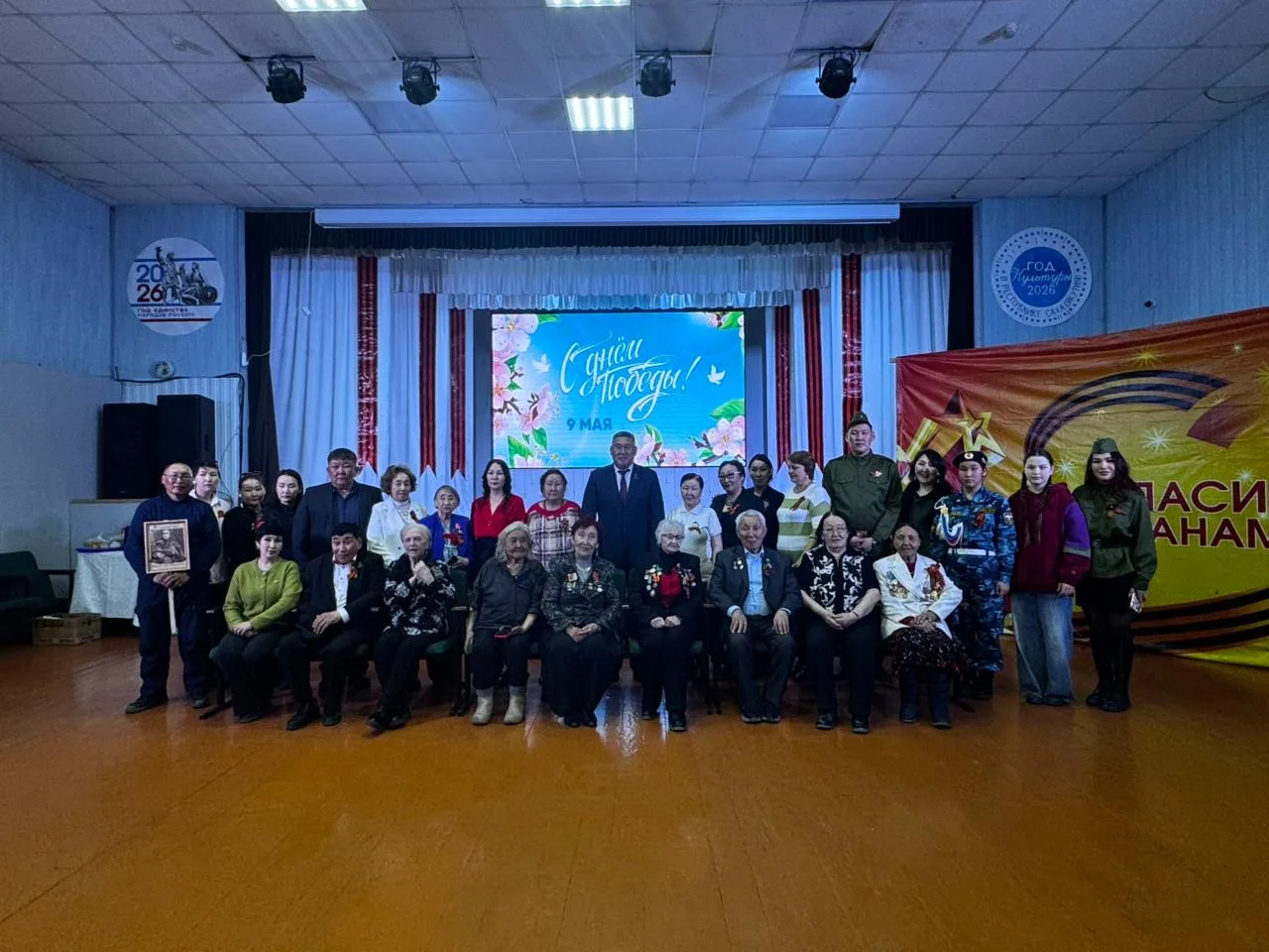 В социально-культурном центре поселка Белая Гора прошло теплое праздничное чаепитие. За...