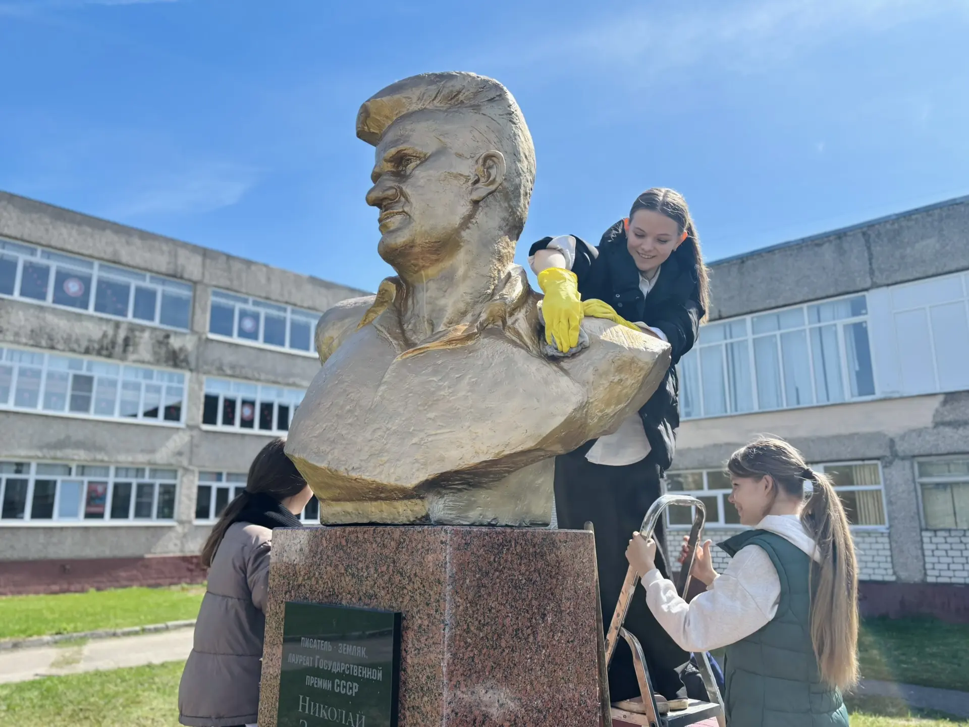 🇷🇺«Я ПОМНЮ»🕊️  🙏🏻В рамках Акции «Я помню» наши ребята и педагоги организовали и произвели уход за по