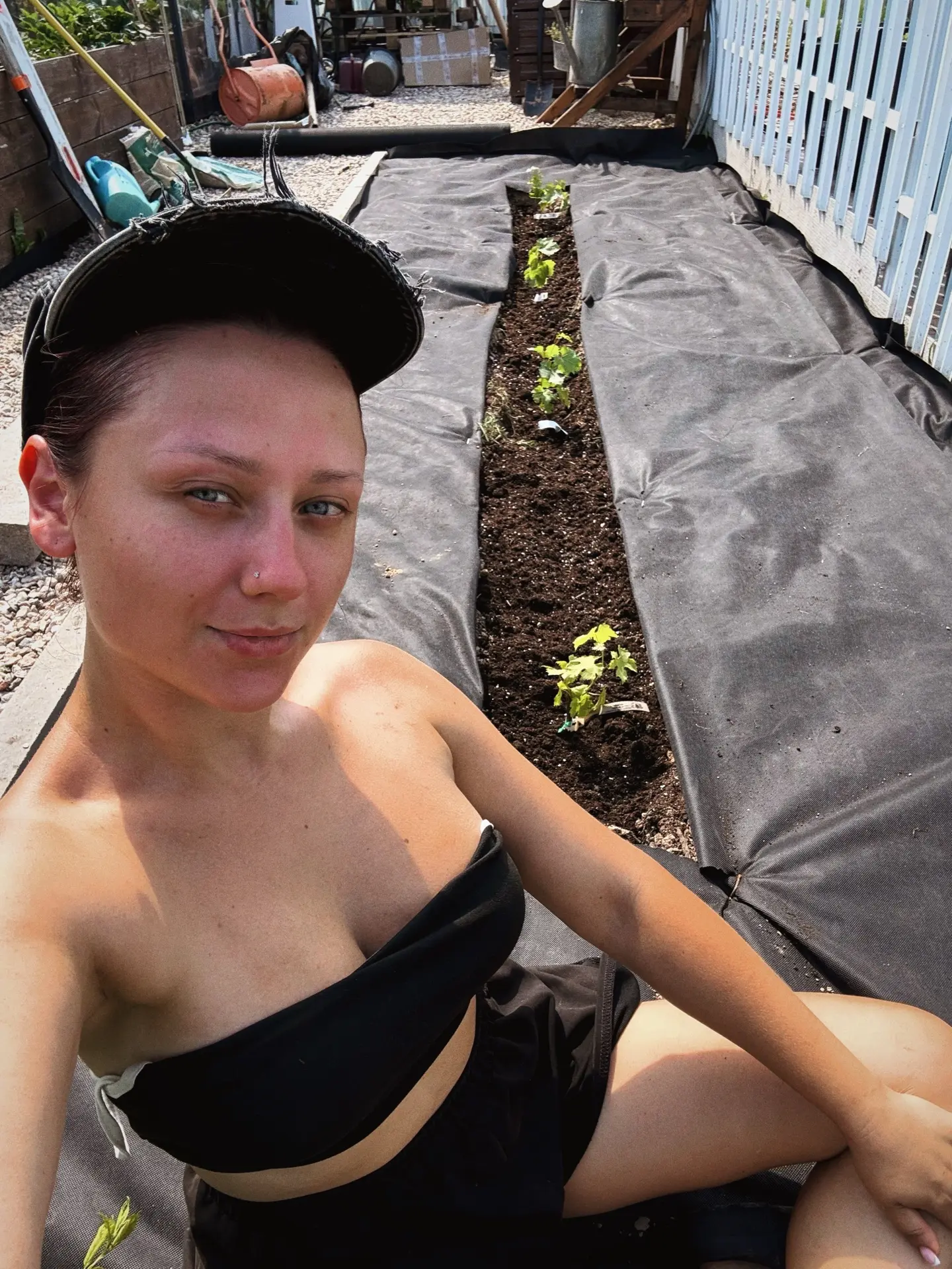 Сажала сегодня виноград 🤪

Это мой первый опыт и тут работает система «кто сдох, тот лох» 😂😂
Когд