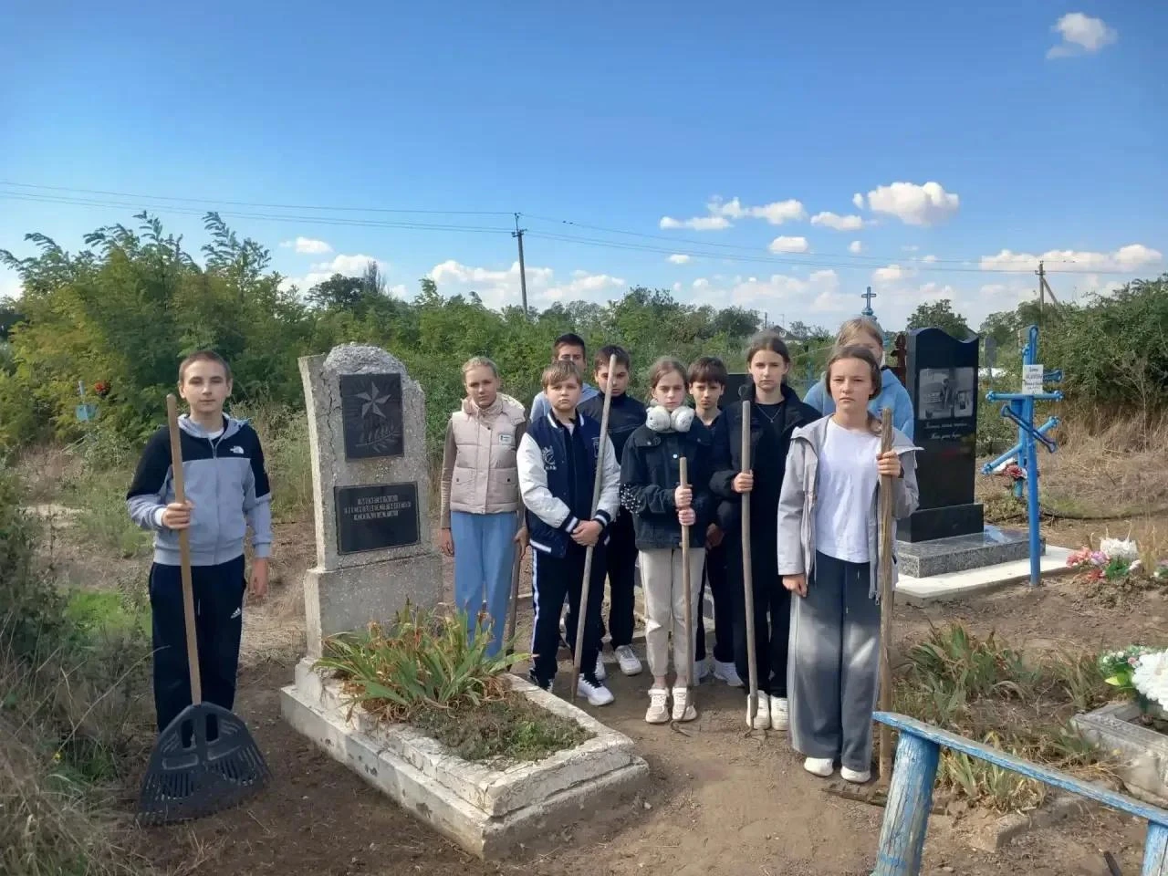 ⭐ Трудовой десант волонтёрского отряда «Надежда»: юные патриоты почтили память героев